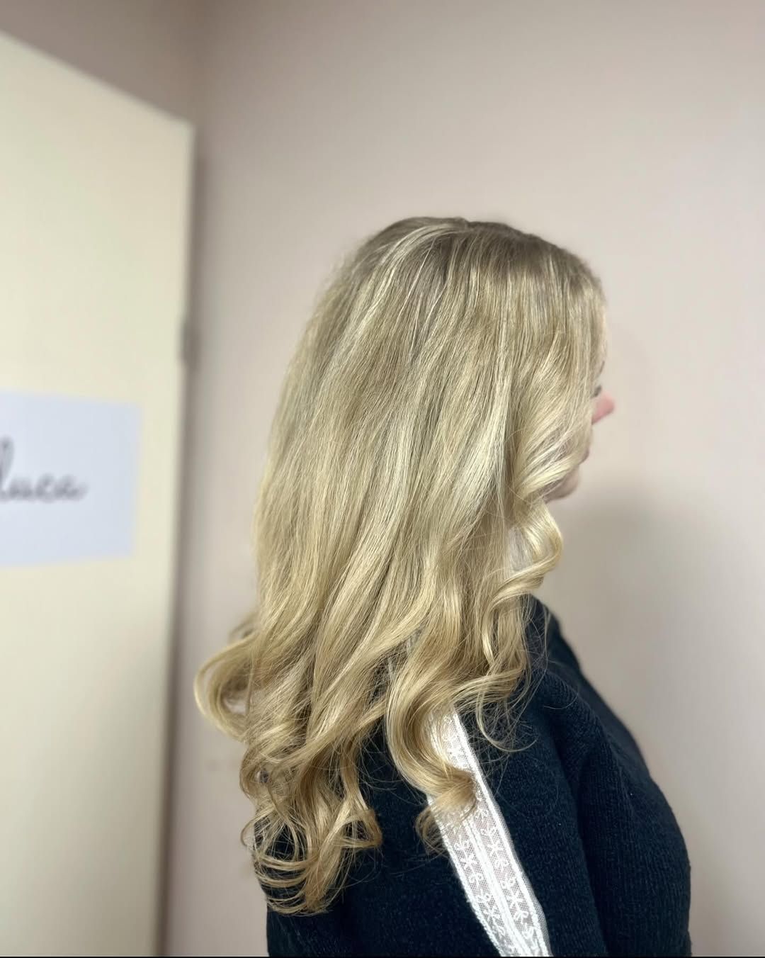 Blond haar met highlights en losse krullen, van opzij